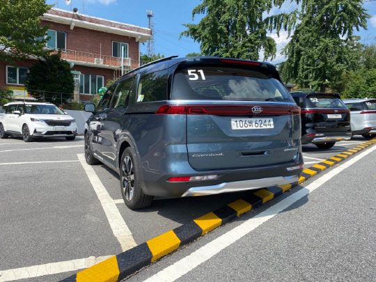 기아자동차 4세대 카니발 후면.  <장우진 기자>